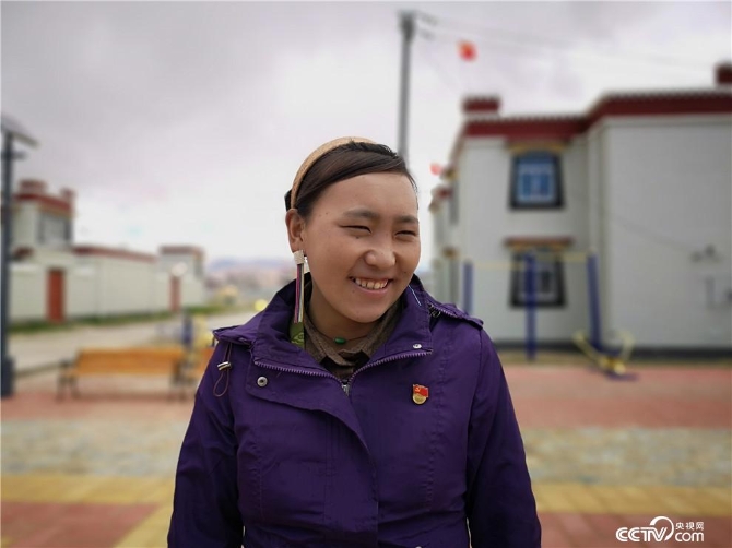 甲岗村妇女主任加参桑姆。(何川 摄)