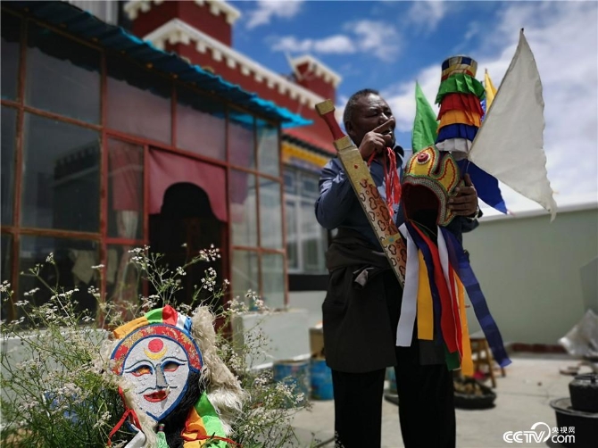 说唱艺人多杰旺堆。(何川 摄)