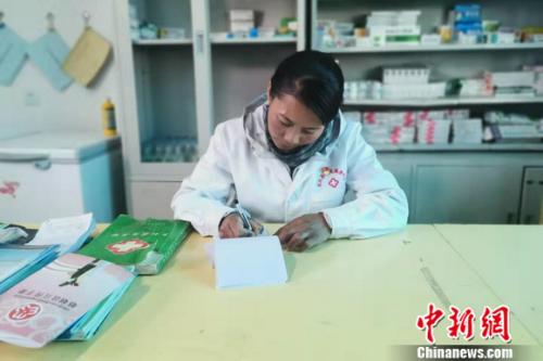 图为嘎宗卓玛正在医务室填就诊单。 谢艺观 摄 图为嘎宗卓玛正在医务室填就诊单。 谢艺观 摄