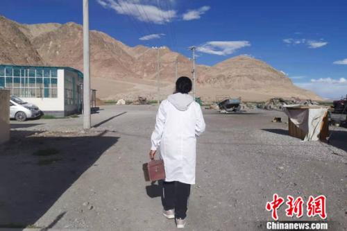 图为嘎宗卓玛从病人家里出来,正往村医务室走去。 谢艺观 摄 图为嘎宗卓玛从病人家里出来,正往村医务室走去。 谢艺观 摄