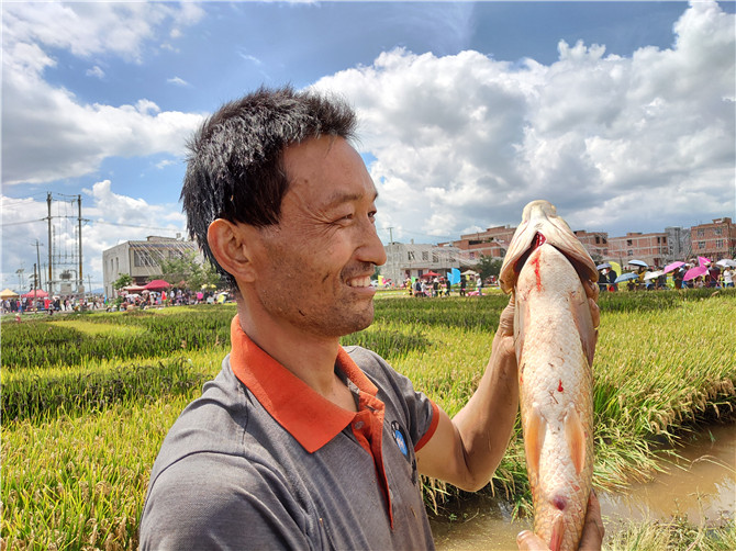 摸到鱼王美滋滋。记者薛江涛摄 摸到鱼王美滋滋。记者薛江涛摄