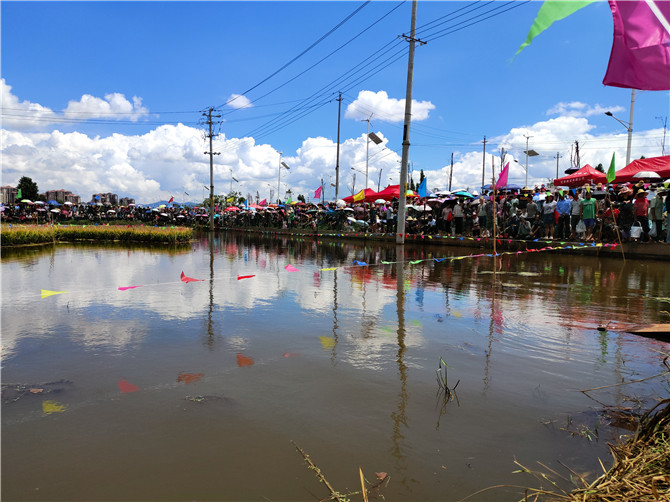 游客、群众挤满沙堤村。记者薛江涛摄 游客、群众挤满沙堤村。记者薛江涛摄