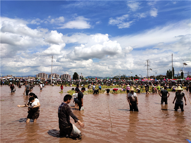 热闹的摸鱼体验区。记者薛江涛摄 热闹的摸鱼体验区。记者薛江涛摄