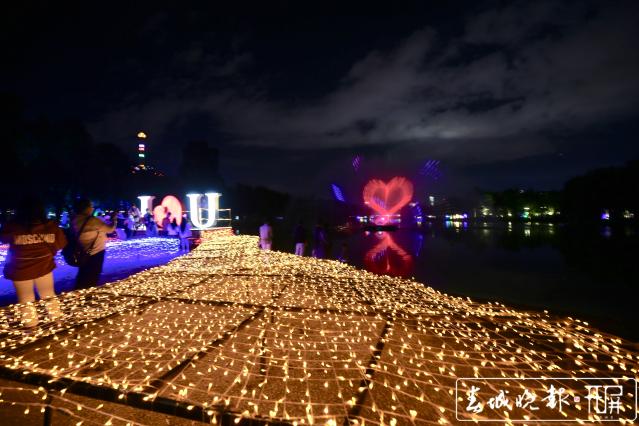 大观公园中秋变网红 2万人共度奇妙夜 (5).jpg