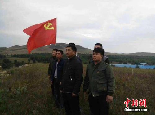 吴云波和村中的党员在一起。 受访者供图 点击进入下一页