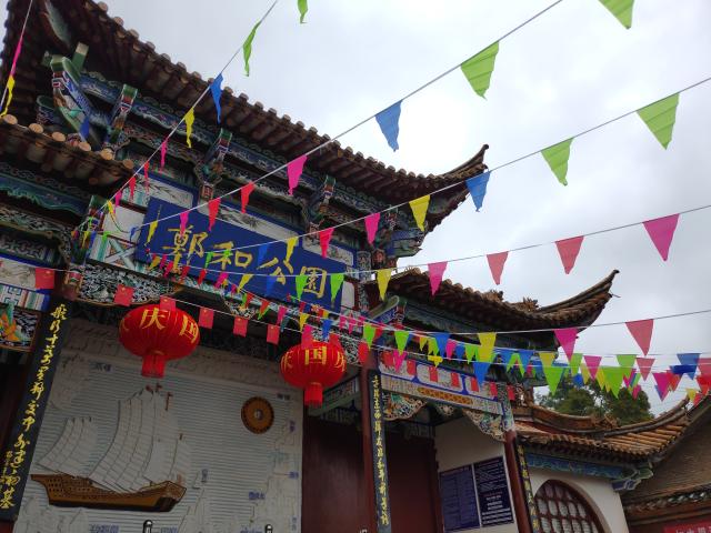 五星红旗迎风飘扬 晋宁迎国庆氛围浓厚