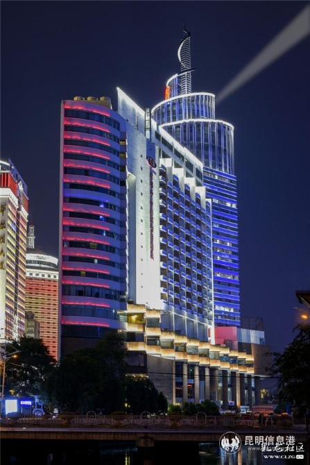 金碧路皇冠酒店。网友“田雨印象”摄