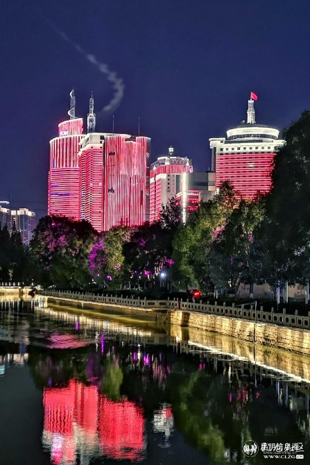盘龙江夜景。网友“田雨印象”摄