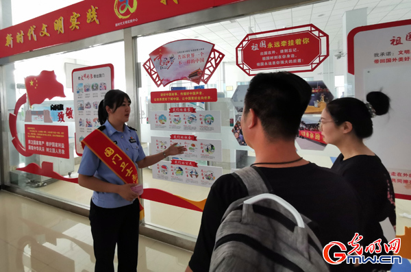 【边疆党旗红】边警之花杨心茹:三尺验证台书写忠诚坚守 【边疆党旗红】边警之花杨心茹:三尺验证台书写忠诚坚守