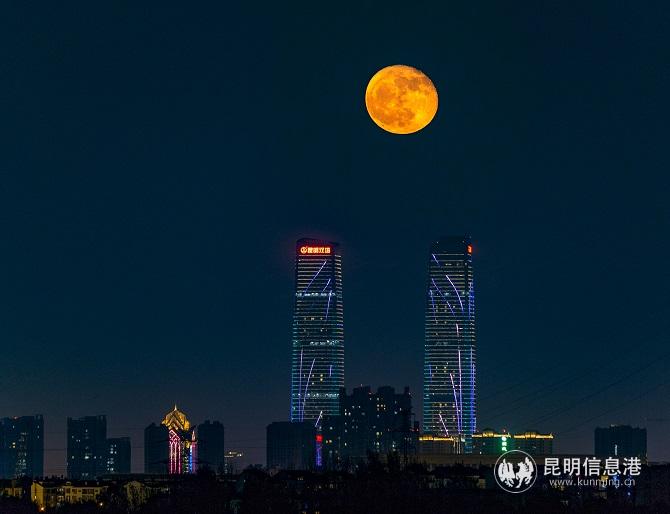 月是故乡明 。胡平华 摄