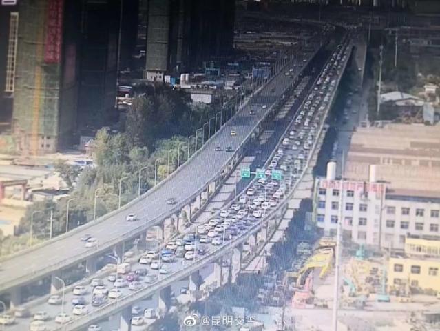 昆安高速出城方向因车流量大.jpg