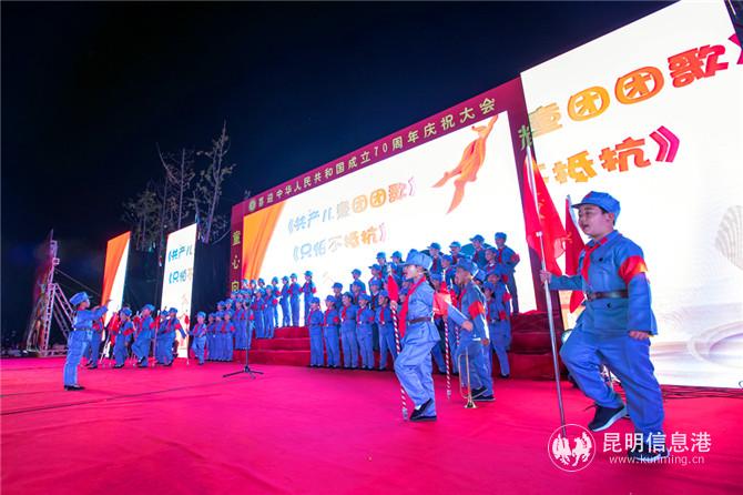 二年级表演《共产儿童团团歌》《只怕不抵抗》