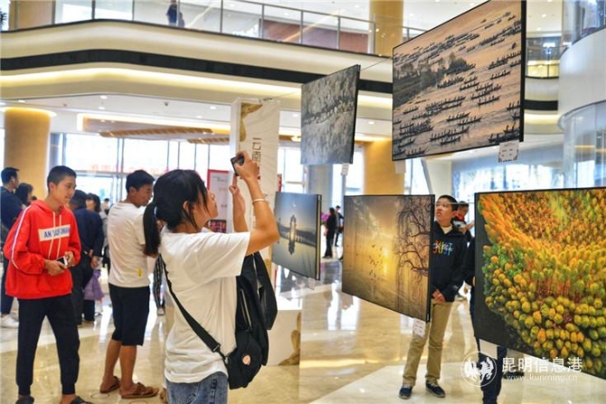 市民观看展出摄影作品。云南画报社李晓超 摄