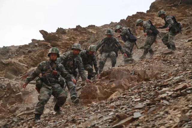 这个国庆,中国军人的身影一直在路上