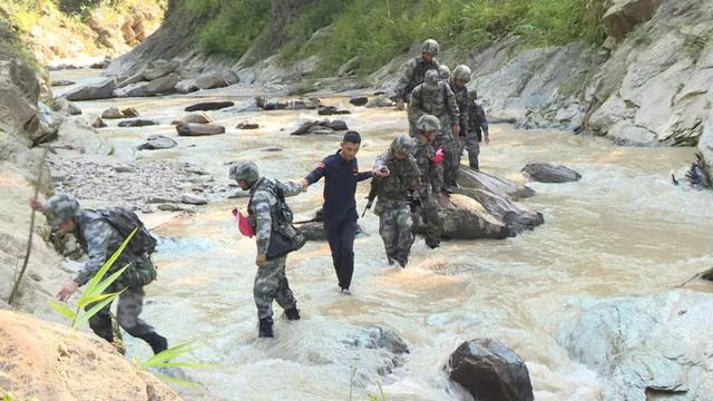 这个国庆,中国军人的身影一直在路上