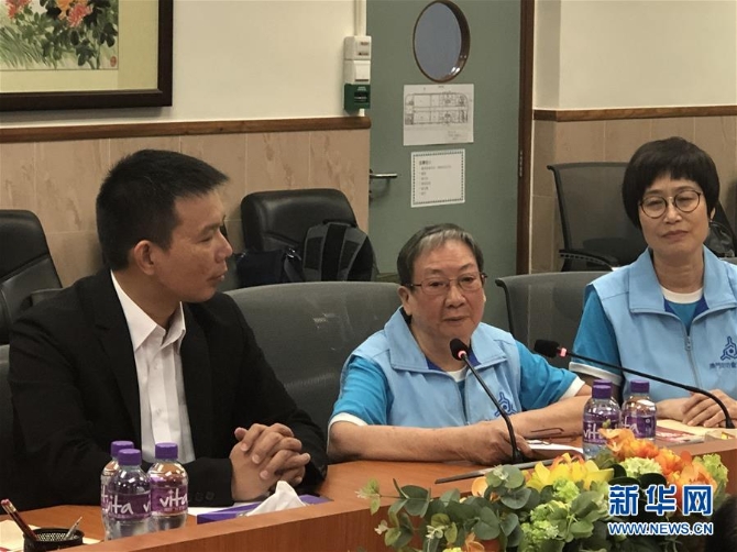 10月7日，澳门街坊总会颐骏中心长者义工组老人陈雨莲（中）在活动中发言。 新华社记者 郭鑫 摄