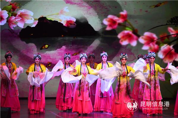 《云袖舞韵》。昆明日报 记者 杨艳辉 摄