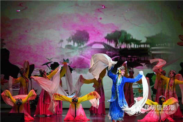 《云袖舞韵》。昆明日报 记者 杨艳辉 摄1