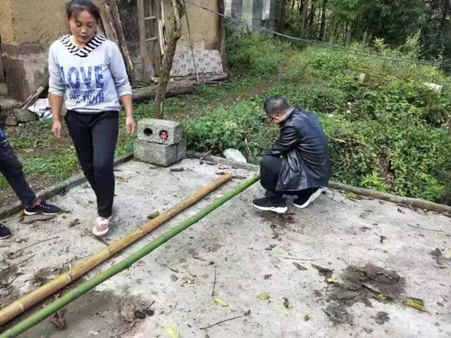 竹竿抬行2.5公里就医