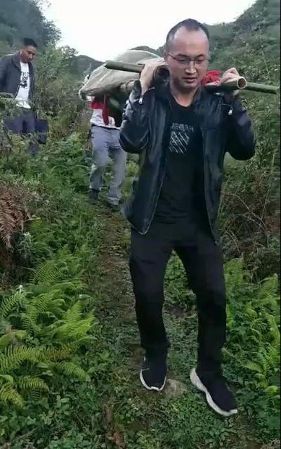 竹竿抬行2.5公里就医