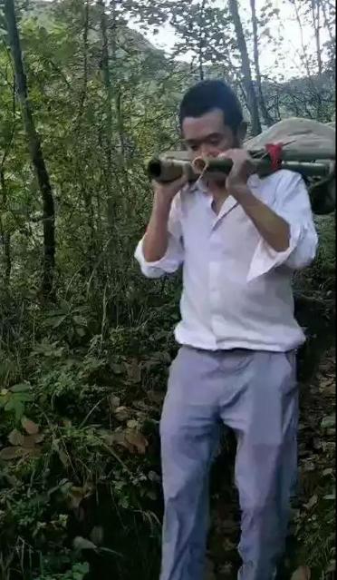 竹竿抬行2.5公里就医