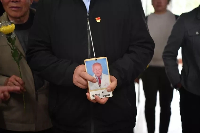 致敬!医学伉俪双双捐献遗体,时隔10余年“重逢”在“讲台”上