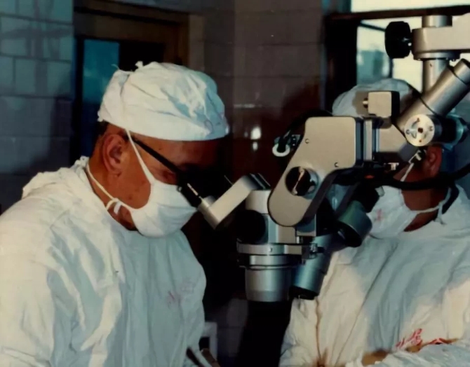 致敬!医学伉俪双双捐献遗体,时隔10余年“重逢”在“讲台”上