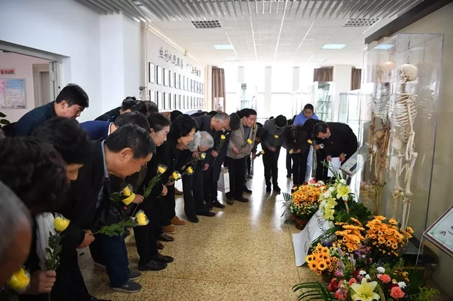 致敬!医学伉俪双双捐献遗体,时隔10余年“重逢”在“讲台”上