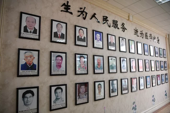 致敬!医学伉俪双双捐献遗体,时隔10余年“重逢”在“讲台”上