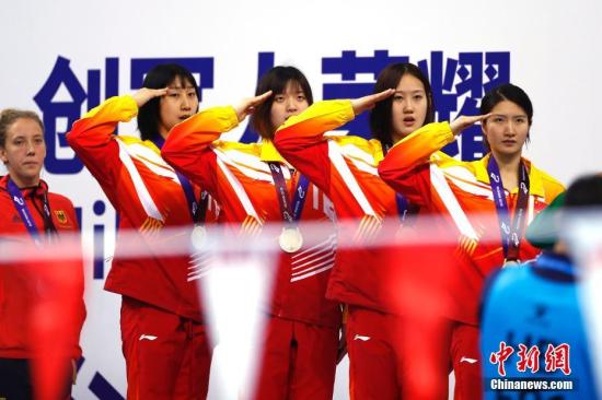 10月21日,第七届世界军人运动会水上救生女子4X25米运送假人接力决赛在武汉五环体育中心举行。由包雪怡、戴晓蝶、胡一帆、吴惠敏组成的中国队以1分19秒02摘金。<a target='_blank' href='http://www.chinanews.com/'>中新社</a>记者 富田 摄 10月21日,第七届世界军人运动会水上救生女子4X25米运送假人接力决赛在武汉五环体育中心举行。由包雪怡、戴晓蝶、胡一帆、吴惠敏组成的中国队以1分19秒02摘金。<a target='_blank' href='http://www.chinanews.com/'>中新社</a>记者 富田 摄