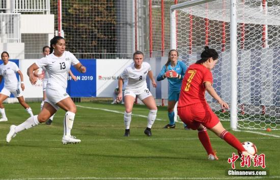 10月21日,第七届世界军人运动会女足小组赛在武汉举行。中国八一女足(红衣)4:0轻取美国女足,以小组第一名的成绩晋级。<a target='_blank' href='http://www.chinanews.com/'>中新社</a>记者 安源 摄 点击进入下一页