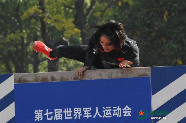 和浩琴在空军五项障碍跑比赛中.jpg