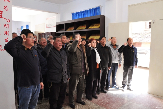 带领支部书记重温入党誓词