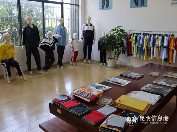 图五 服装基地学生们自己设计并制作的服装成品