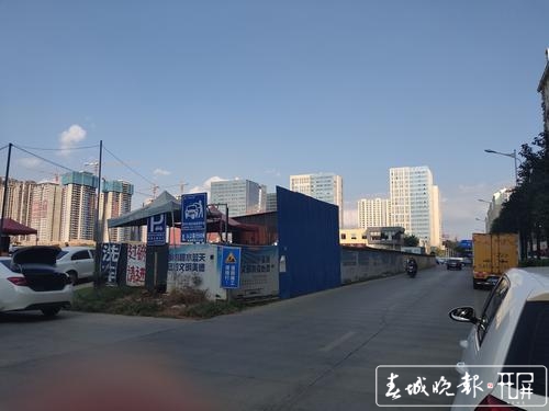 四车道变两车道,市民吐槽路难行4.jpg