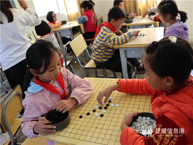 图八 乡村少年宫的围棋课堂