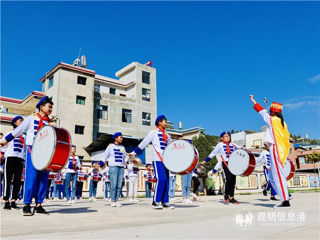 图二 学校鼓号队正在训练
