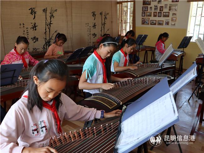 图九 乡村少年宫古筝课堂