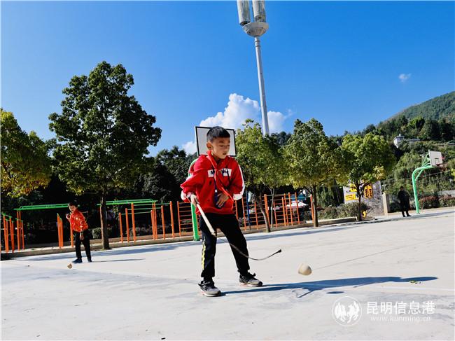 图七 正在学习打陀螺的孩子