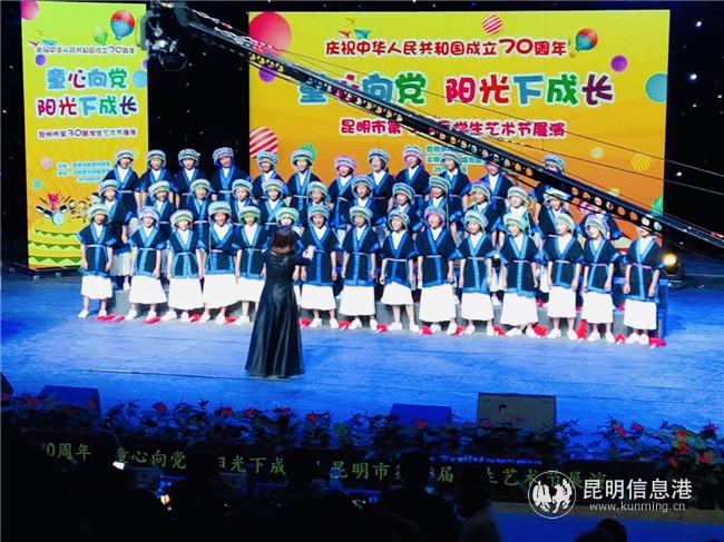 图三 学生代表学校参加艺术节展演