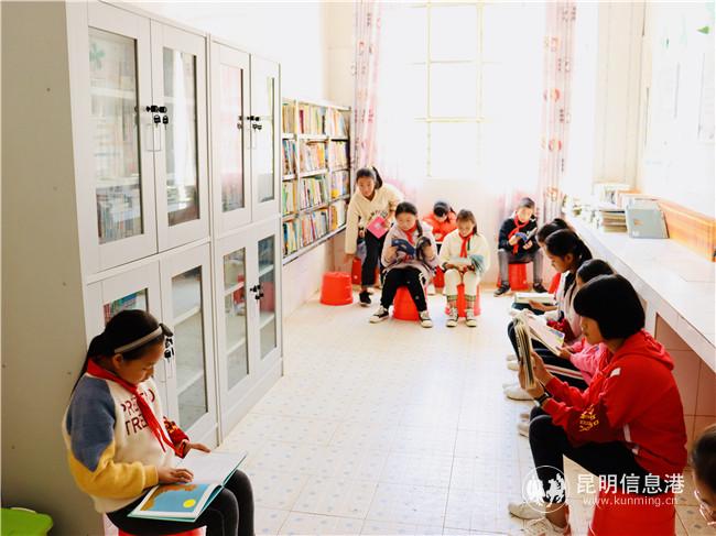 图五 学校书吧一角