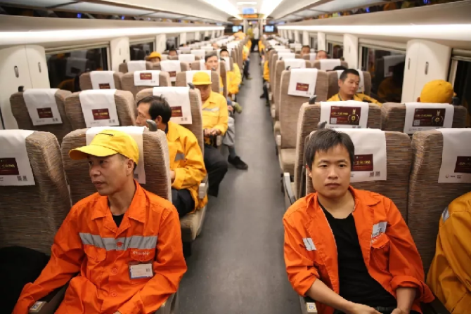 200多人坐动车进入海底隧道！干一件大事！