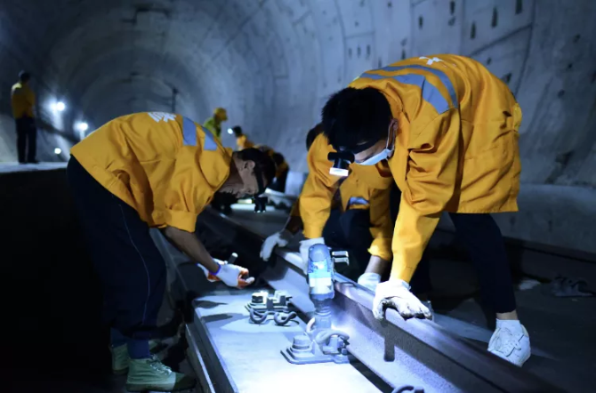 200多人坐动车进入海底隧道！干一件大事！