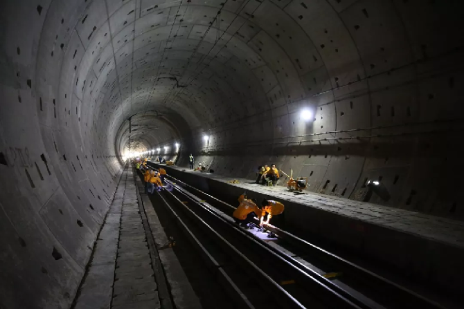 200多人坐动车进入海底隧道！干一件大事！