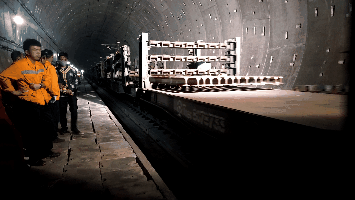 200多人坐动车进入海底隧道！干一件大事！