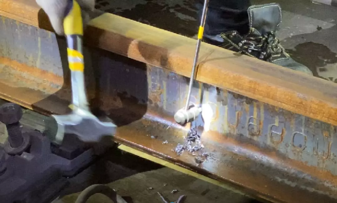 200多人坐动车进入海底隧道！干一件大事！