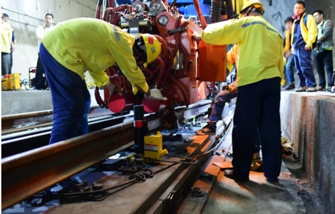 200多人坐动车进入海底隧道！干一件大事！