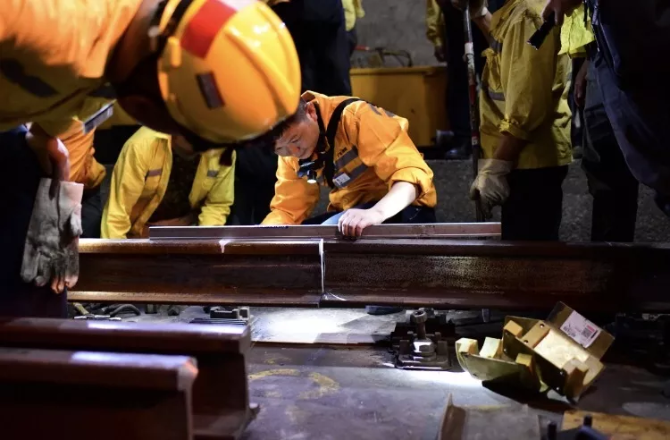 200多人坐动车进入海底隧道！干一件大事！