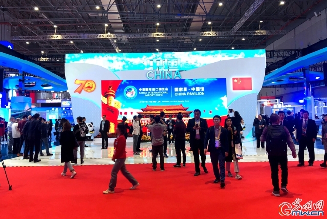 逛逛进博会丨国产大飞机、载人潜水器……来中国馆体验“上天入海”“云上生活”