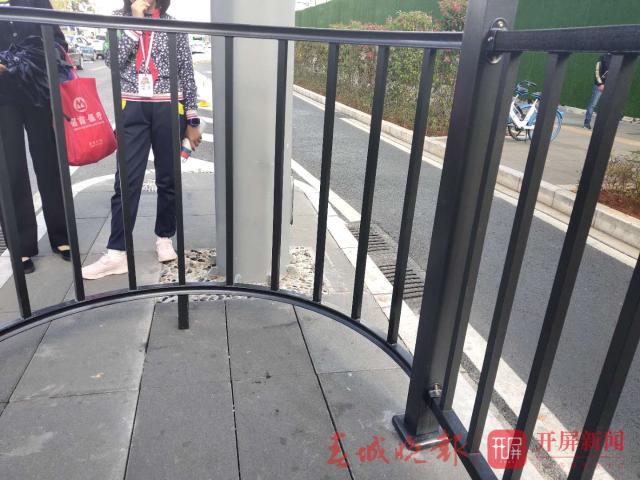 公交车站设“护栏”
